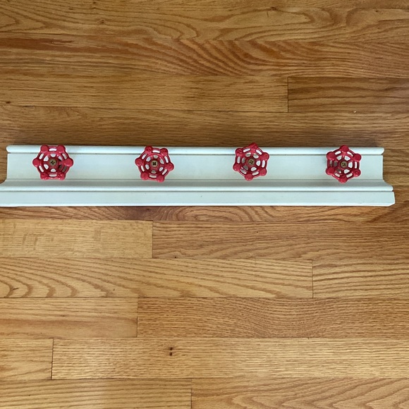 Clever Hanger from Plumbing Supplies. - Picture 4 of 13